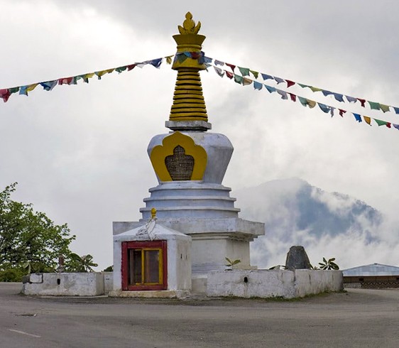 Drive to Trongsa (2, 200m/7,215ft)